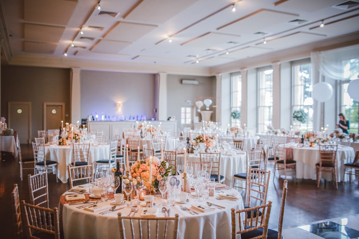 Salle de réception de mariage élégamment dressée