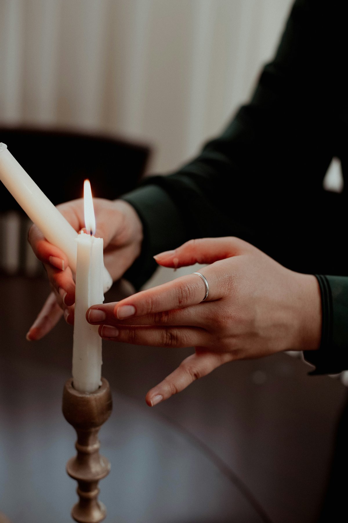 Mains allumant une bougie lors d'un rituel de cérémonie laïque